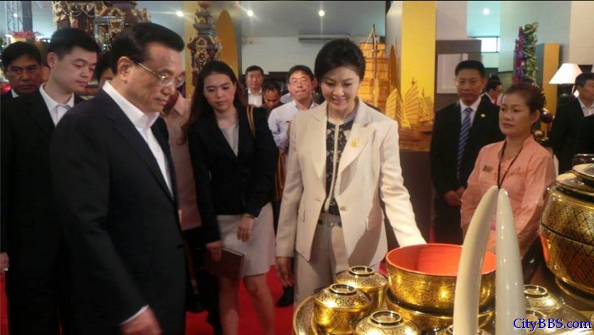 李克强在泰国总理英拉陪同下参观清迈