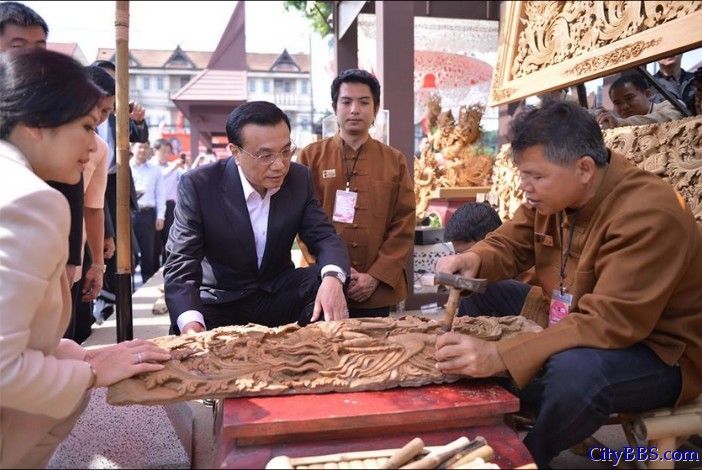 李克强在泰国总理英拉陪同下参观清迈