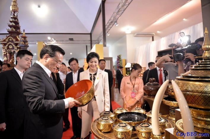李克强在泰国总理英拉陪同下参观清迈