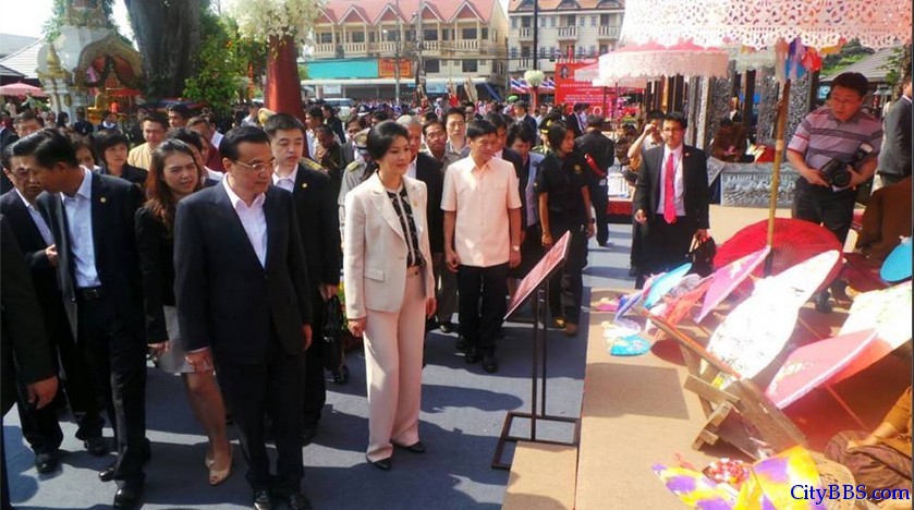 李克强在泰国总理英拉陪同下参观清迈