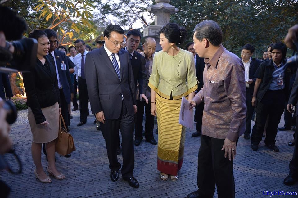 李克强在泰国总理英拉陪同下参观清迈国际园艺博览会