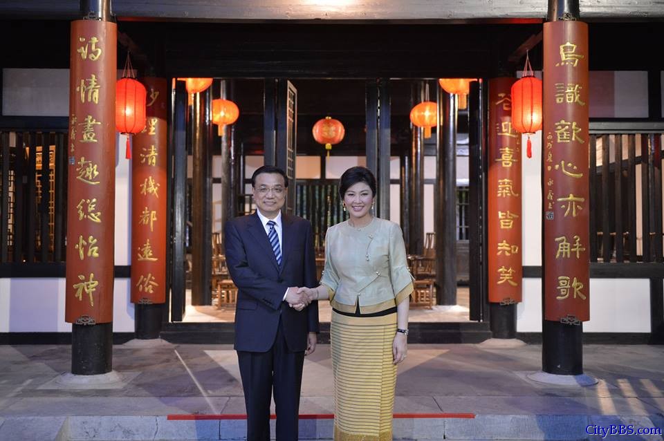 李克强在泰国总理英拉陪同下参观清迈国际园艺博览会