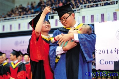 清华研究生夫妻抱女儿参加毕业典礼 