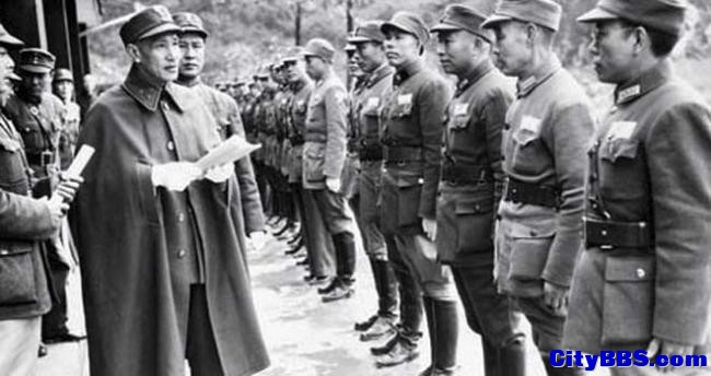 1944年4月28日，蒋介石在白崇禧的陪同下视察广西驻军