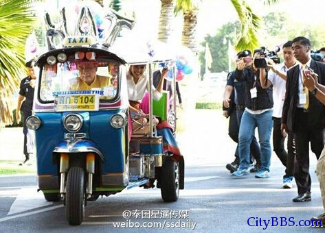 泰国总理开嘟嘟车载环球小姐同游总理府