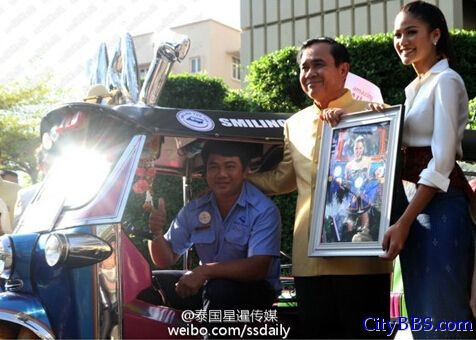 泰国总理开嘟嘟车载环球小姐同游总理府