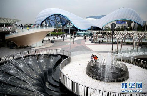 上海迪士尼热门景点排长队 近三成游客愿去香港