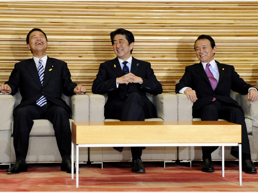 安倍在参院选举获胜后着手改组内阁