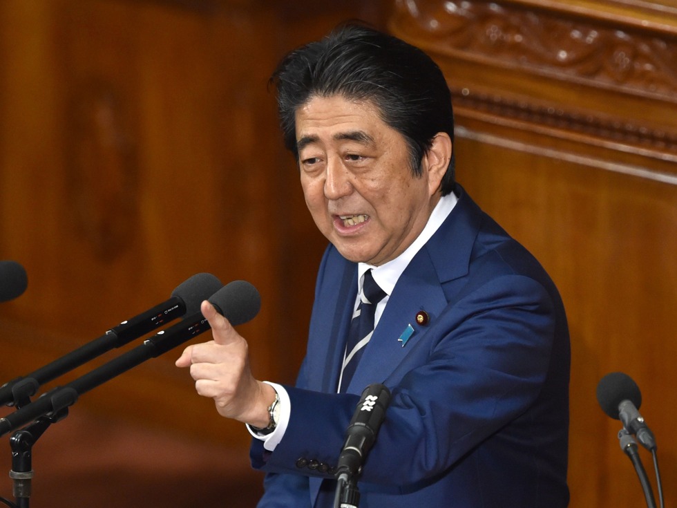 曲意逢迎换来特朗普更多欲求 安倍强硬说不
