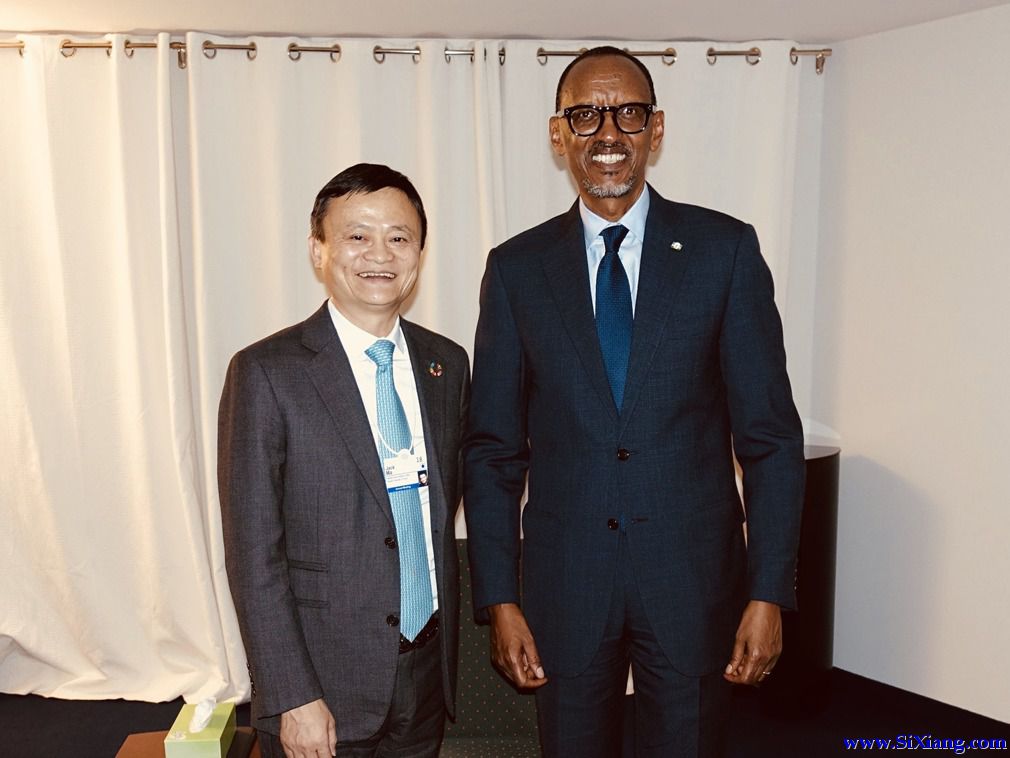 马云（左）与卢旺达总统保罗·卡加梅（Paul Kagame，右）合影