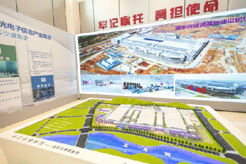 4月26日，长江存储公司内展示的国家存储器基地沙盘和建设现场照片