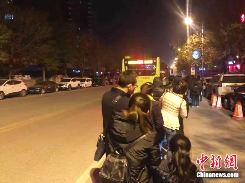 河北燕郊到北京：早晚通勤4小时 挤火车上班