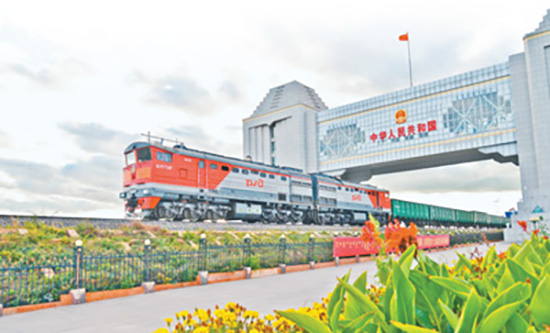 一列来自俄罗斯方向的火车驶过中国内蒙古满洲里国门