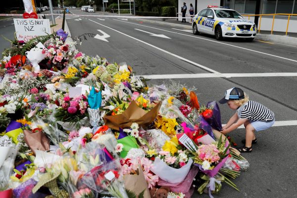 16日，克赖斯特彻奇市的一个小男孩悼念枪击案死难者。（路透社）