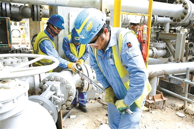 中石化员工在科威特新炼厂项目工地上作业