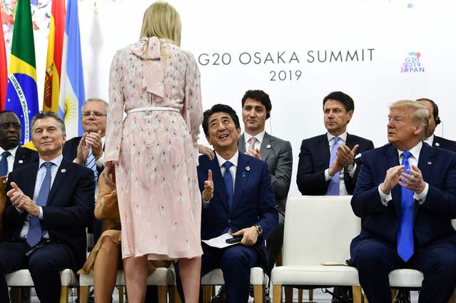 男人全盯着伊万卡 川普一脸傲娇