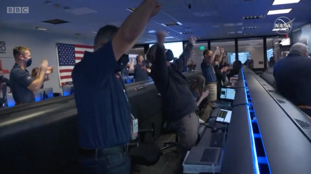 NASA办公室里瞬间被喝彩声淹没.png