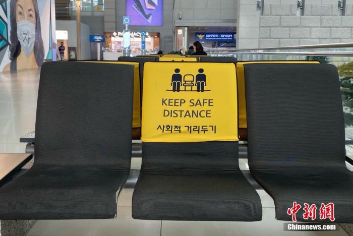 韩国仁川机场内设置有保持社交距离的提示.jpg