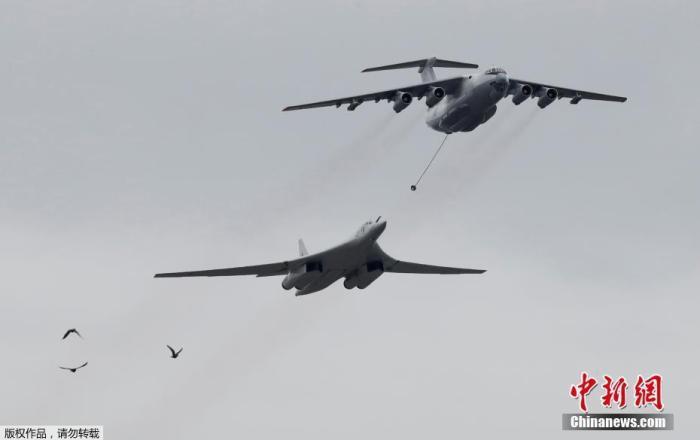 伊尔-78空中加油机和图-160战略轰炸机