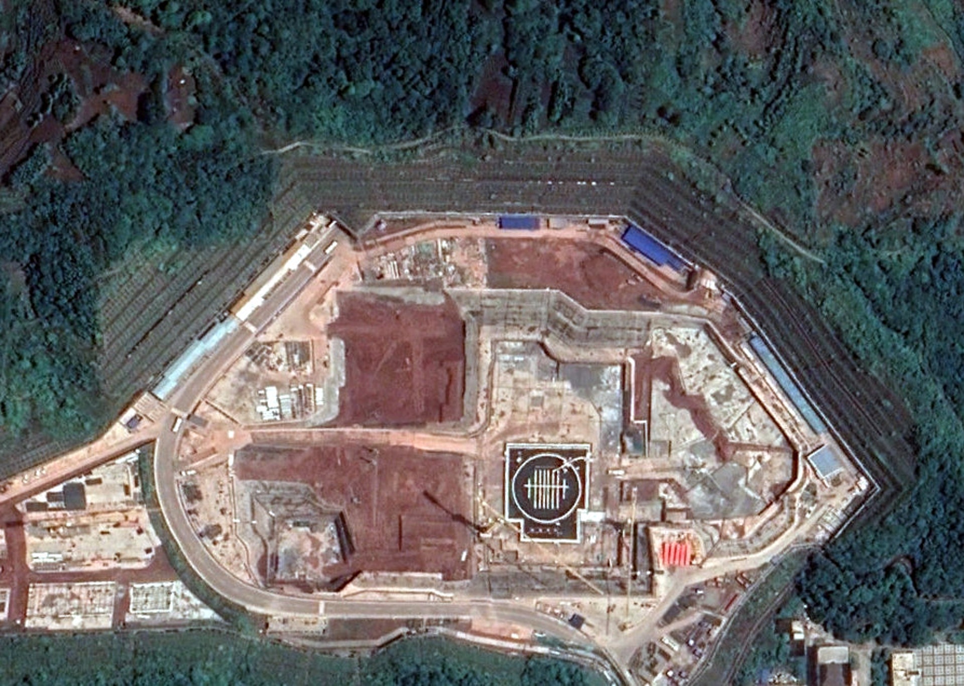 中国003号航母卫星照曝光 被称中国版福特级航母