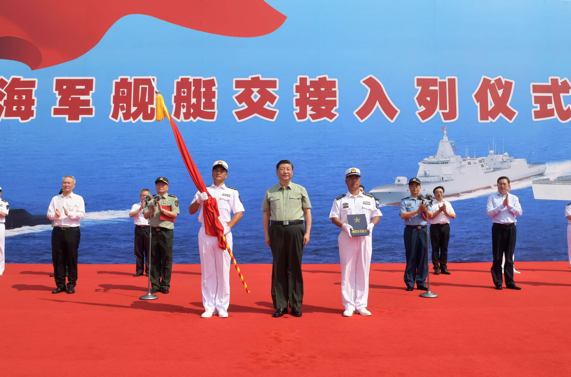 海军成立纪念日之际，三艘主战舰艇同时入列