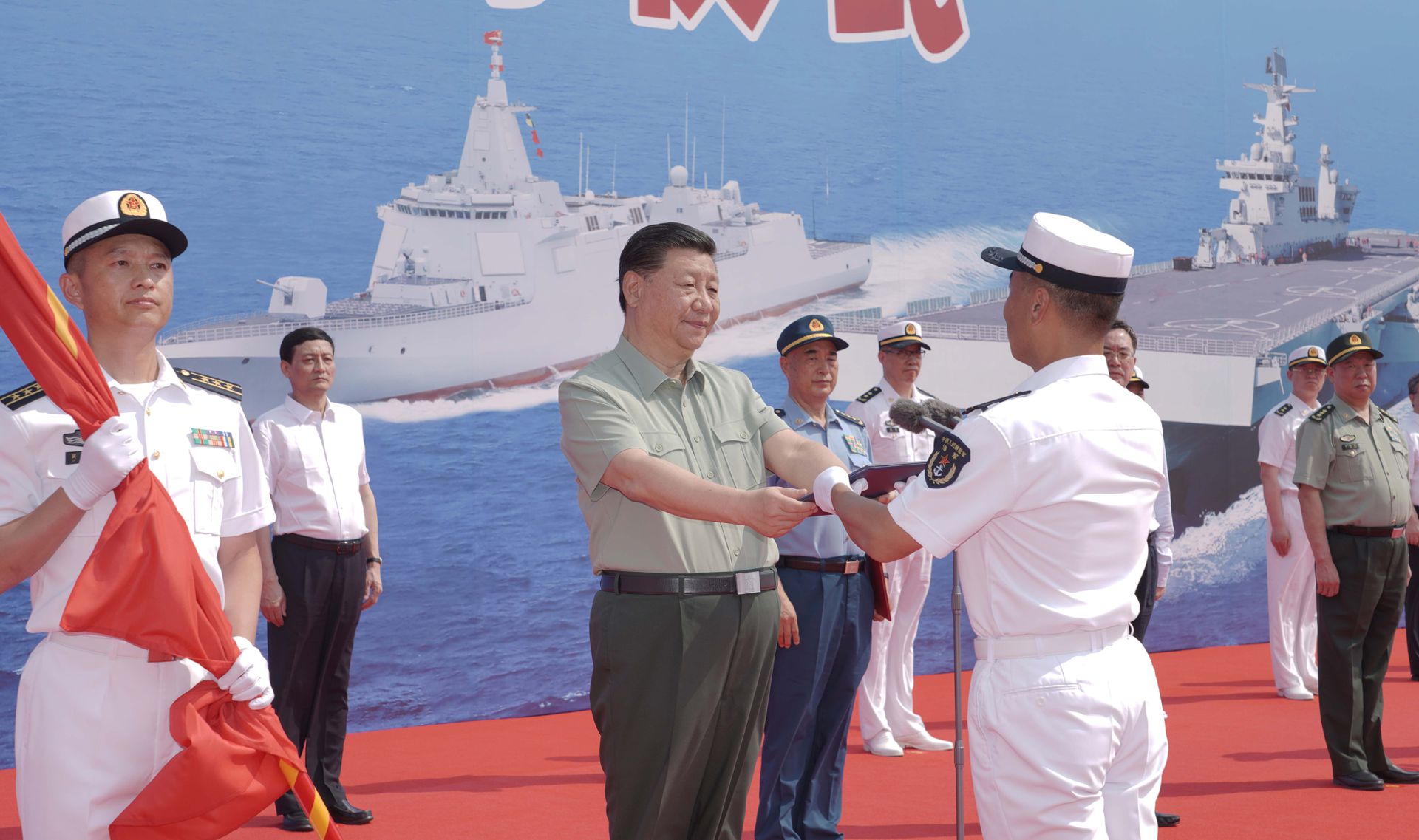 海军成立纪念日之际，三艘主战舰艇同时入列
