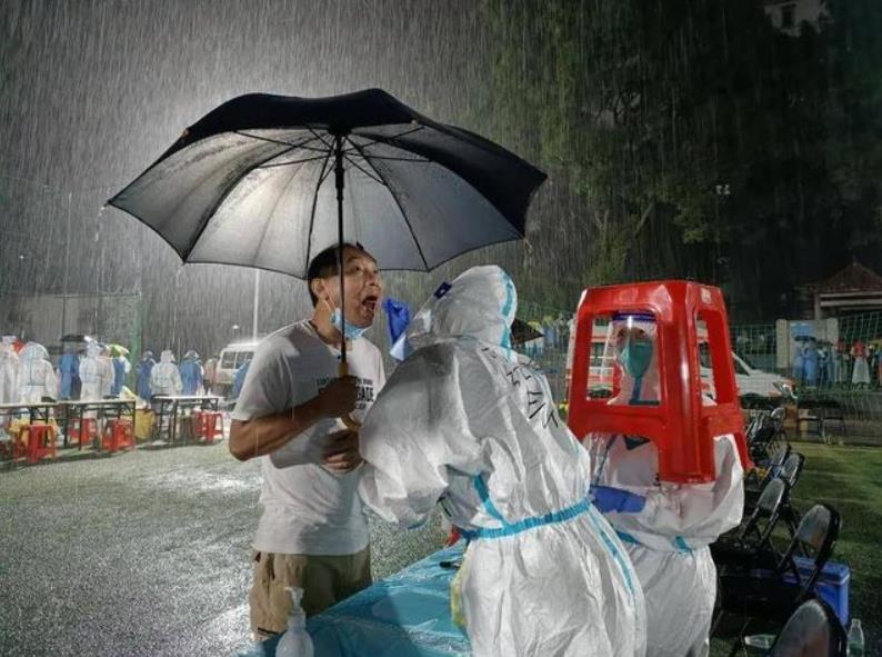 广州医护人员冒雨为居民做核酸检测