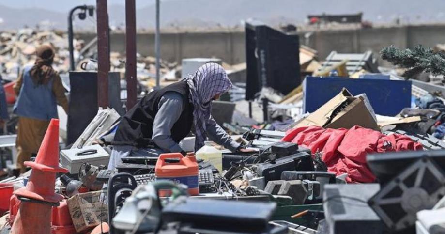 巴格拉姆军事基地外，阿富汗人在成吨的垃圾中 " 寻宝 "