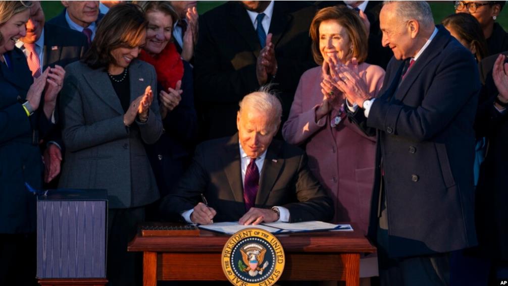 拜登总统在白宫外的南草坪签署《基础设施和就业法案》