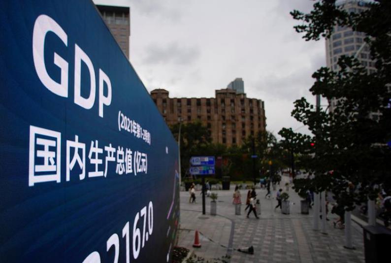 上海，街边电子屏上的GDP数据