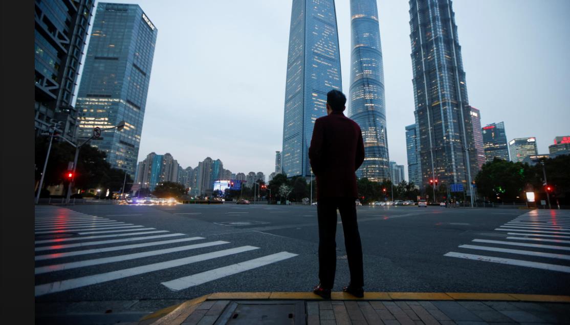 2021年3月5日，上海，一名男子站在浦东陆家嘴金融区一个路口