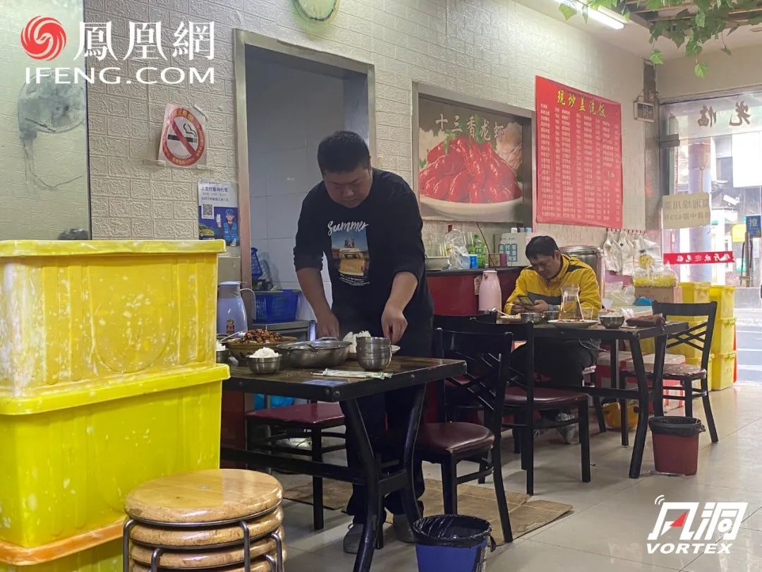 美团外卖员樊俊俊正在珍欣家常菜帮忙收拾桌子