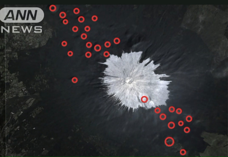 红色圆圈为部分新增火山口所在的位置