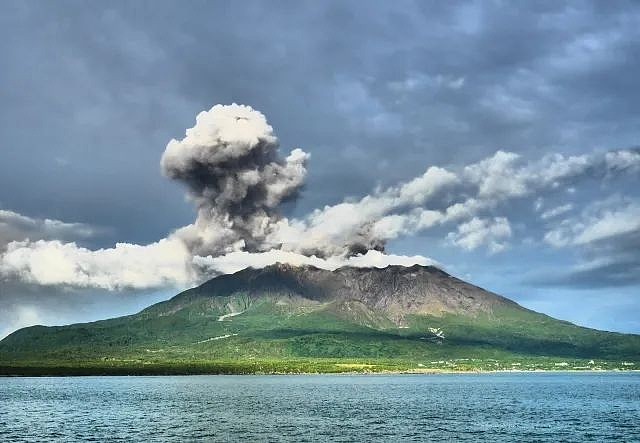 火山喷发，人们第一印象会是高耸入云的火山灰