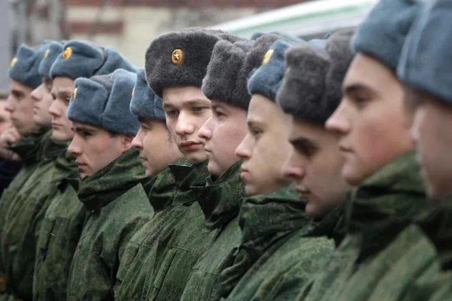 2010年，俄罗斯征兵点的排队场景