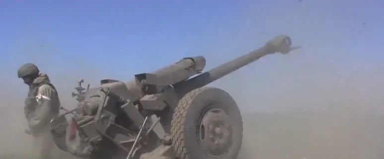 俄军利用122毫米口径的D-30榴弹炮打击了乌军的迫击炮阵地