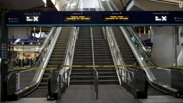 因铁路罢工，通常的早高峰已停止，摄于伦敦桥站