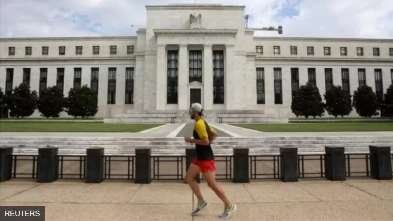 一名慢跑者跑过美国华盛顿特区的美联储大楼