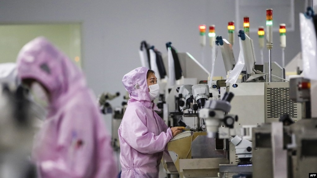 江苏省泗洪县一个芯片工厂的工人在生产线上