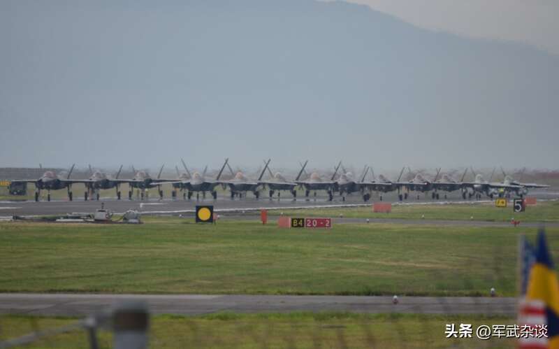 驻扎在岩国基地的F-22隐身战斗机和F-35隐身战斗机