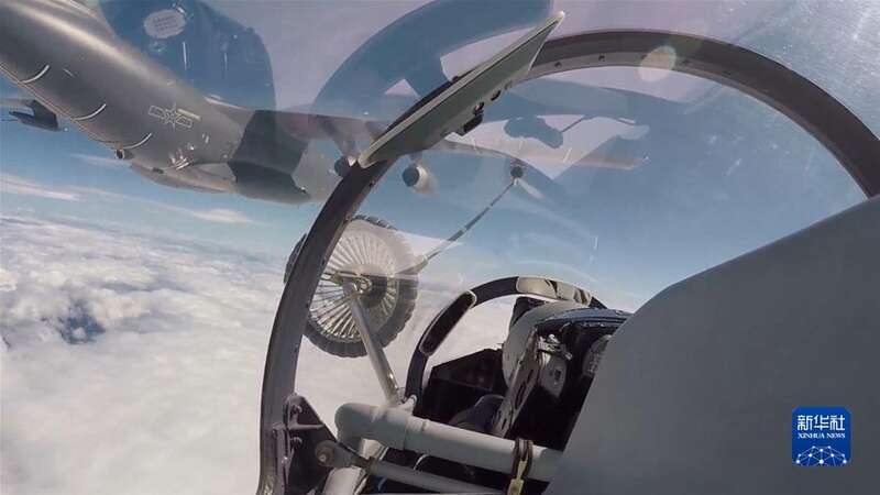东部战区空军航空兵某旅同时出动多架战机，飞赴台岛周边海域执行任务