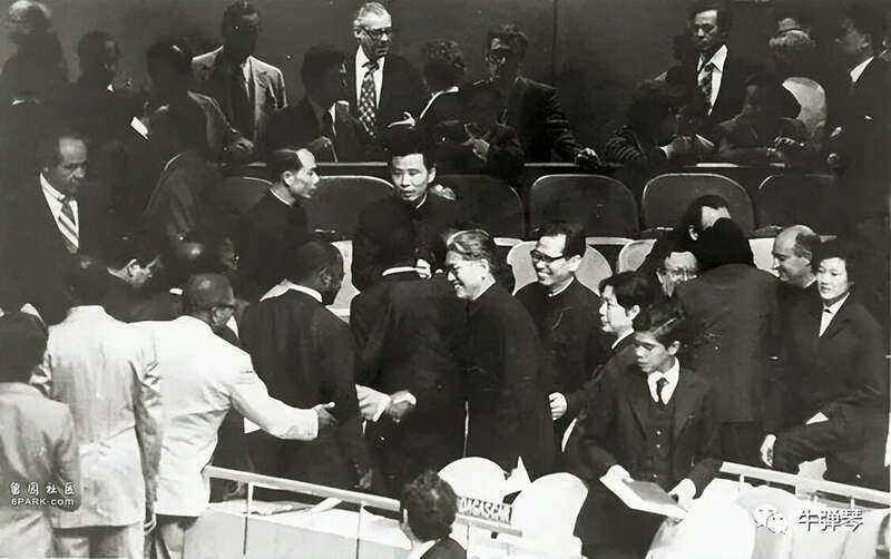 50年前，各国代表排队握手，表达对中国的支持和祝贺