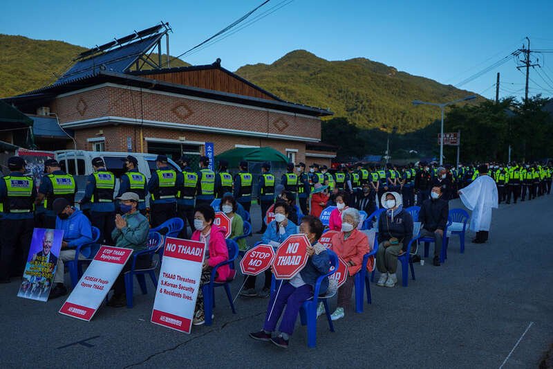 韩国韶成里的村民和抗议者挡住了一条通往附近萨德基地的道路