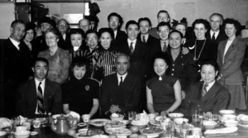 1946年，在美燕京校友看望司徒雷登