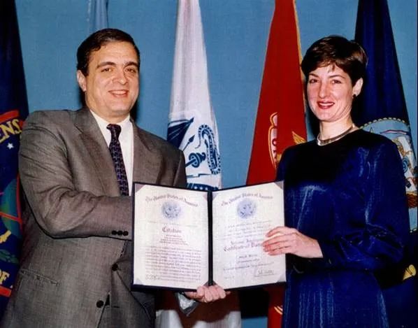 1997年，安娜从美国中情局局长乔治·特尼手中接过杰出员工的荣誉证书