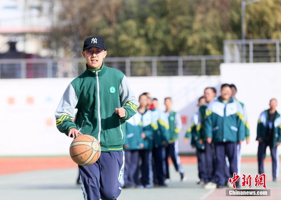 甘肃省兰州市城关区兰州外国语高级中学，学生在室外上体育课