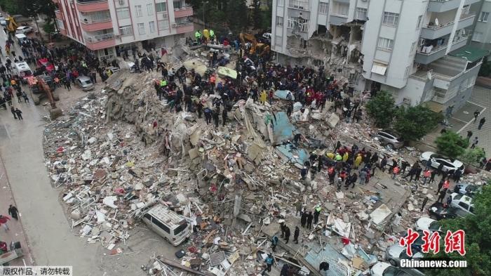 当地时间2月6日，土耳其迪亚巴克尔，当地房屋建筑在地震中倒塌