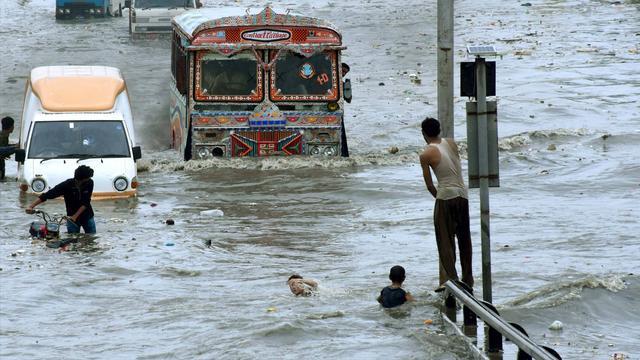 去年巴基斯坦发生 30 年以来最大规模的降雨，引发了全国范围的大洪水，淹了大片农田，造成本就少得可怜的粮 ...
