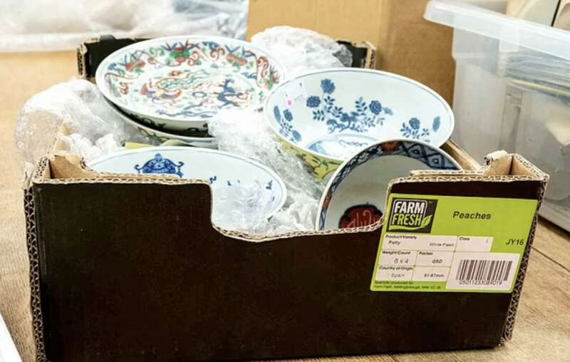 一名英国男子将一箱旧陶瓷器皿送到拍卖行，他原本只指望这些旧物能卖到30英镑（约合260元人民币），但经鉴  ...