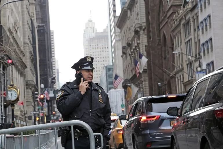 预估有35000名纽约市警察在周二出庭前待命